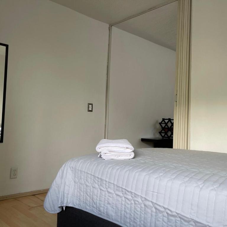 Departamento cerca Hospital Arboledas y Plaza del Sol - Three-Bedroom Apartment - 15
