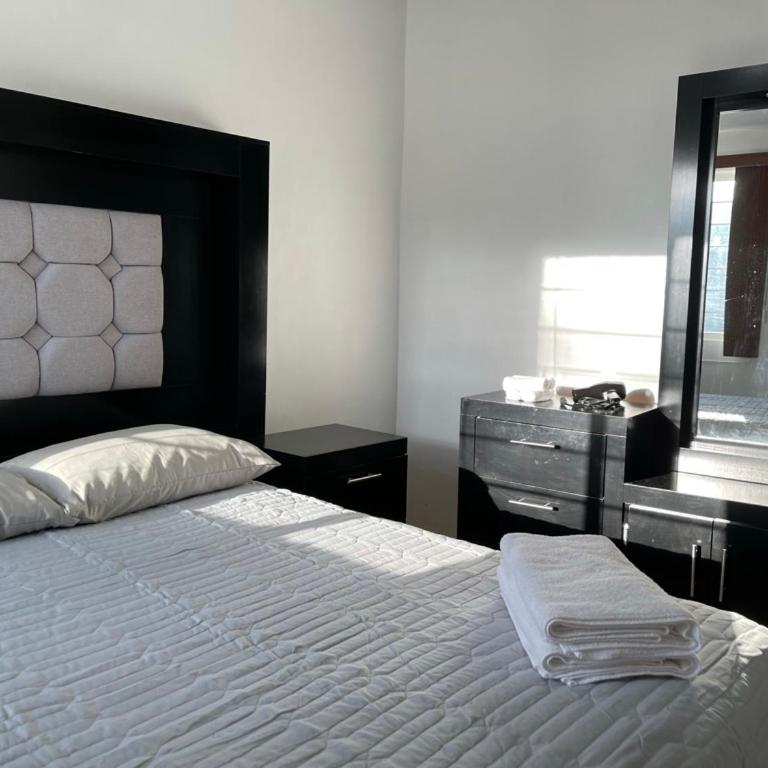 Departamento cerca Hospital Arboledas y Plaza del Sol - Three-Bedroom Apartment - 18