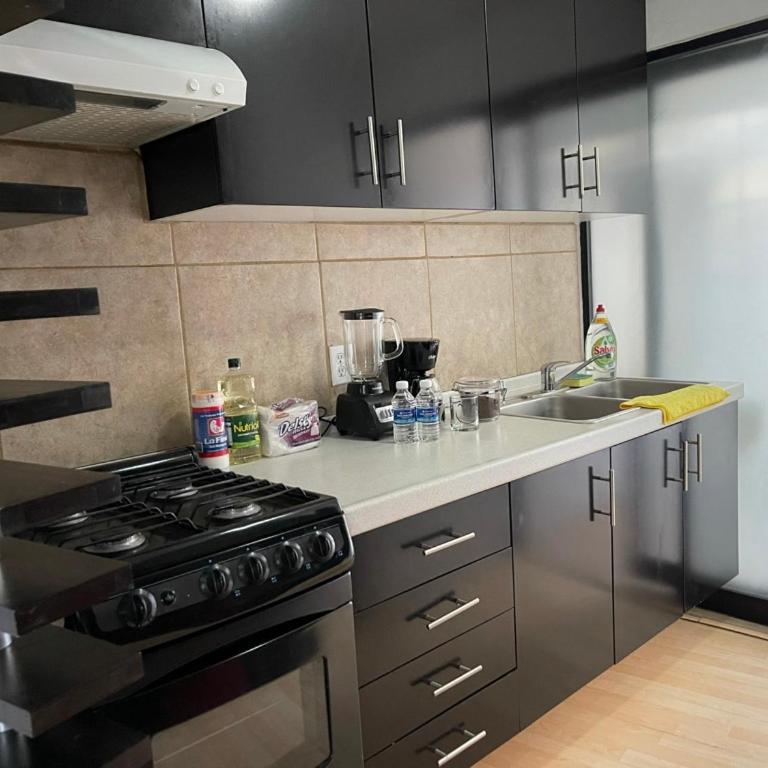 Departamento cerca Hospital Arboledas y Plaza del Sol - Three-Bedroom Apartment - 19