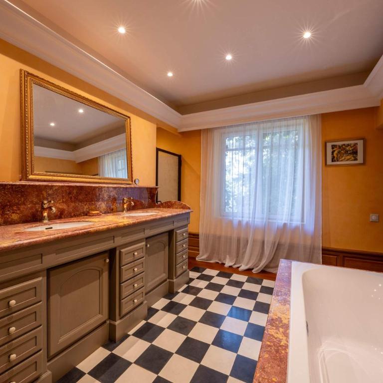 Maison de Charme au Cœur d'un Écrin de Verdure - Villa - 9