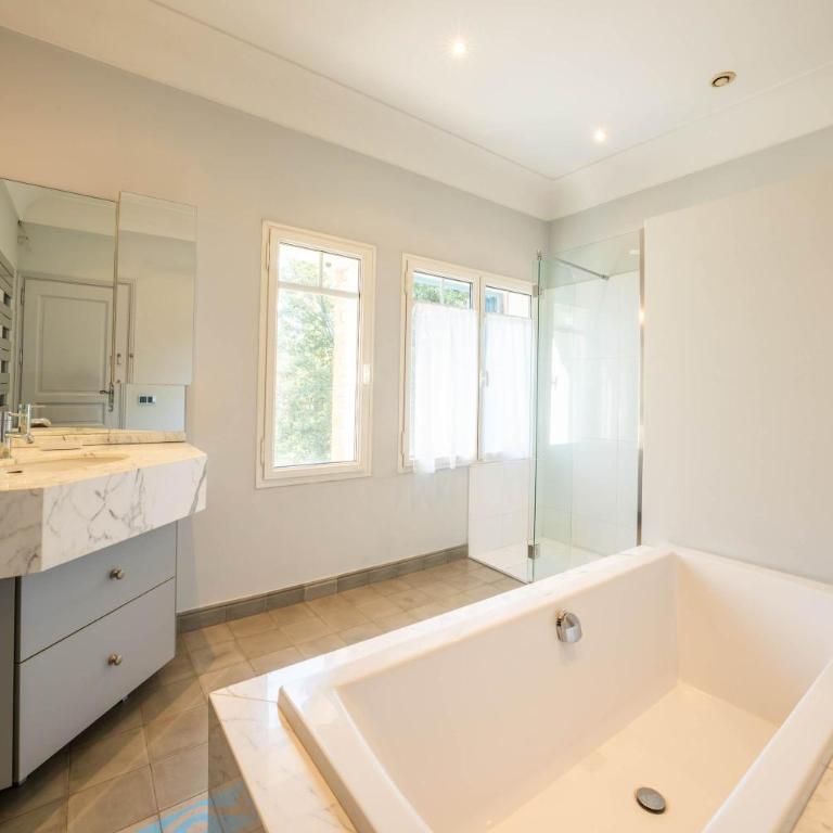 Maison de Charme au Cœur d'un Écrin de Verdure - Villa - 13