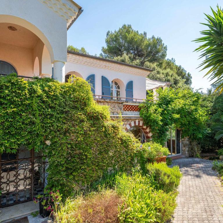 Maison de Charme au Cœur d'un Écrin de Verdure - Villa - 33