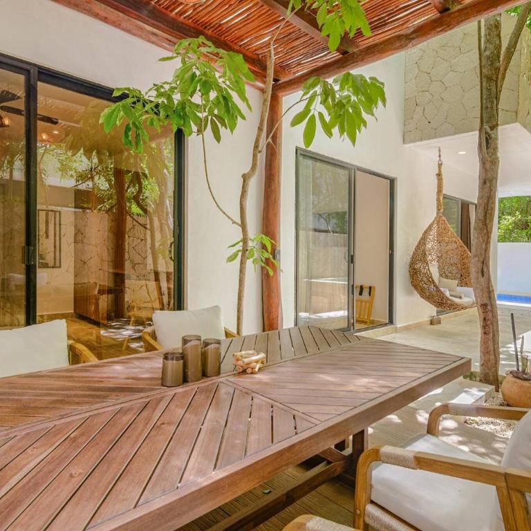 Tropical retreat: Scooters, Hot Tub, Pool, Projector - Apartment - 4