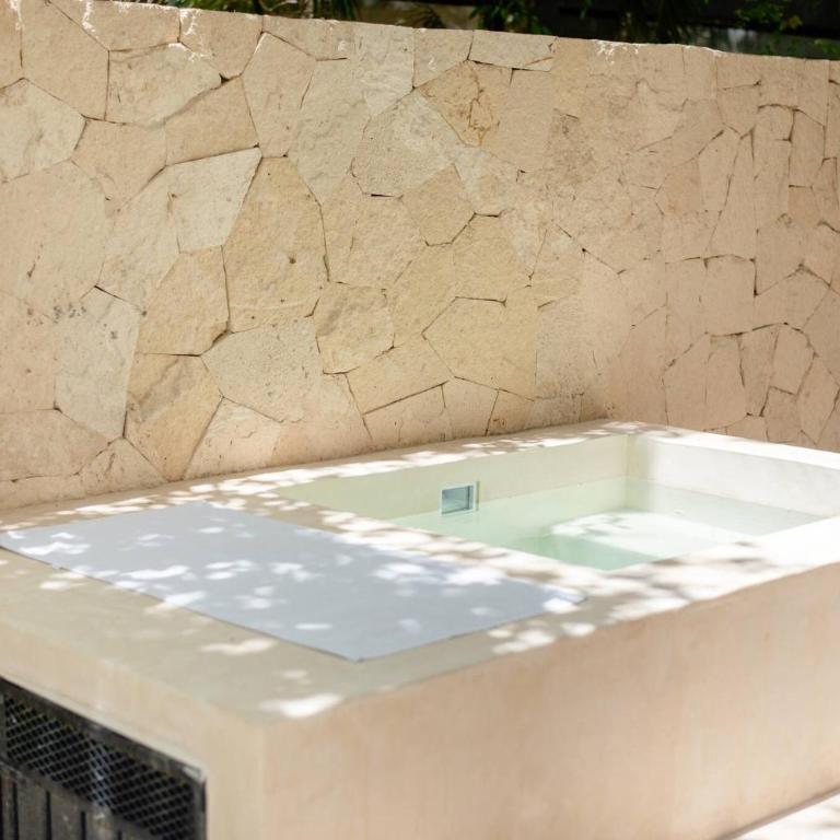 Tropical retreat: Scooters, Hot Tub, Pool, Projector - Apartment - 7