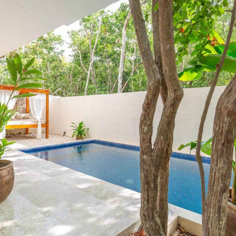 Tropical retreat: Scooters, Hot Tub, Pool, Projector - Apartment - 10