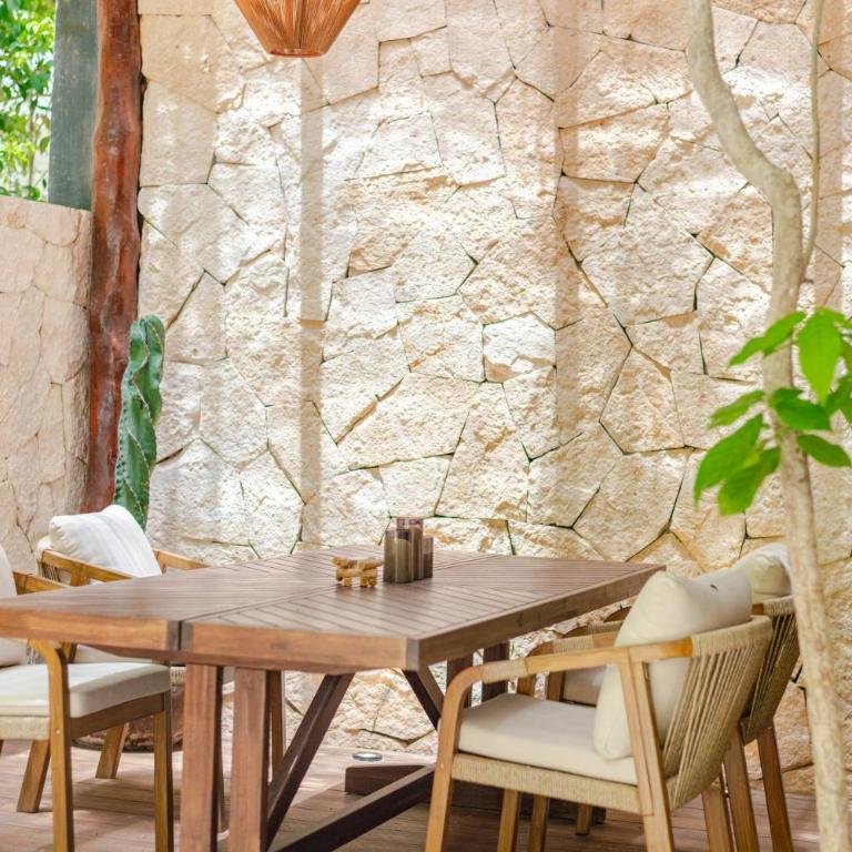 Tropical retreat: Scooters, Hot Tub, Pool, Projector - Apartment - 14