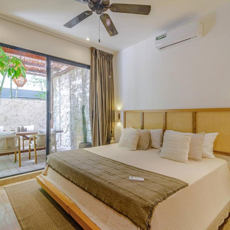 Tropical retreat: Scooters, Hot Tub, Pool, Projector - Apartment - 26