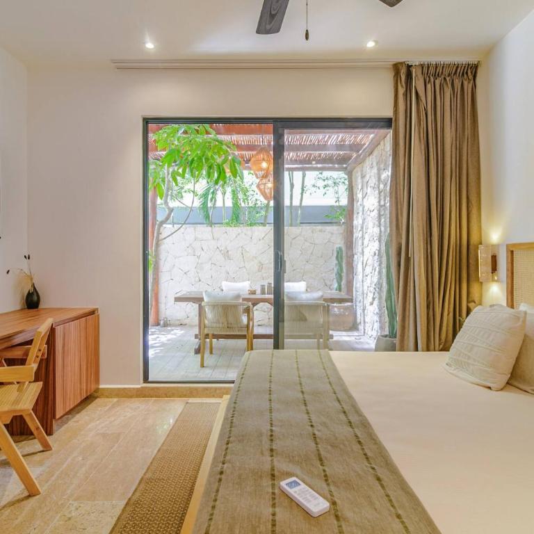 Tropical retreat: Scooters, Hot Tub, Pool, Projector - Apartment - 28