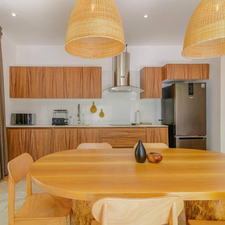 Tropical retreat: Scooters, Hot Tub, Pool, Projector - Apartment - 38