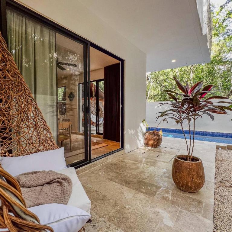 Tropical retreat: Scooters, Hot Tub, Pool, Projector - Apartment - 48