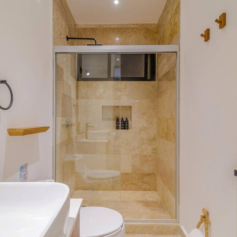 Tropical retreat: Scooters, Hot Tub, Pool, Projector - Apartment - 60