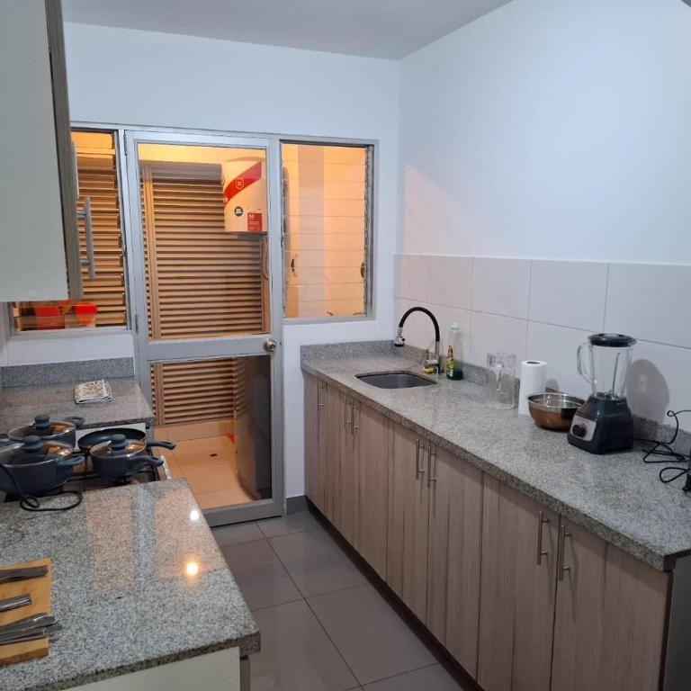Hermoso departamento cerca a parque y estadio nacional con cochera - Three-Bedroom Apartment - 4