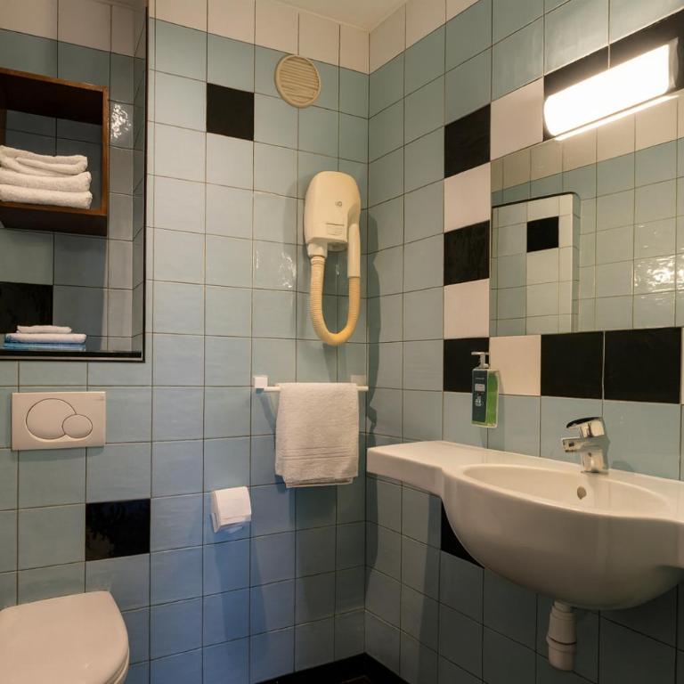 Walled off Hotel Paris - Chambre Double avec Salle de Bains Privative - 4