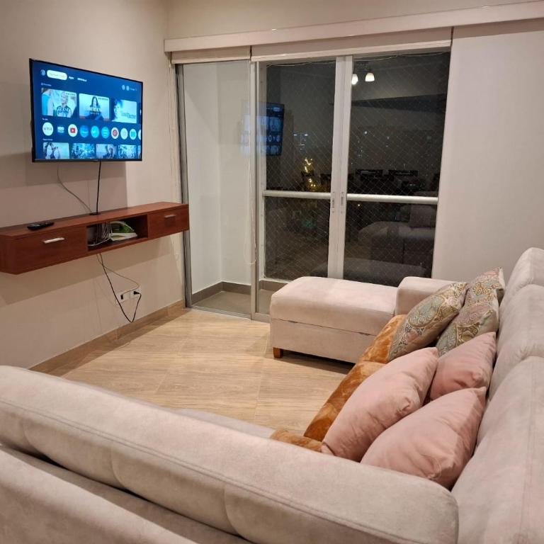 Hermoso departamento cerca a parque y estadio nacional con cochera - Three-Bedroom Apartment - 19