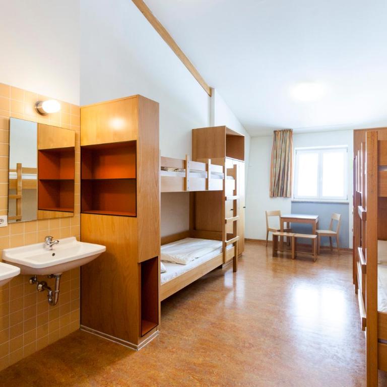 Jugendherberge Garmisch-Partenkirchen - membership required! - Vierbettzimmer mit Gemeinschaftsbad - 7