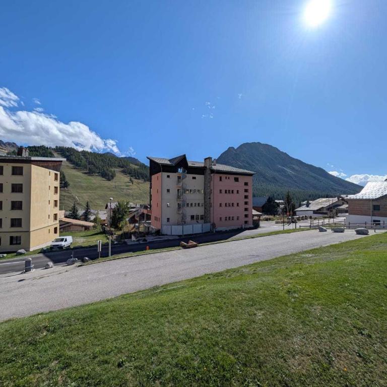 Studio lumineux avec balcon sud et parking à Montgenèvre, animaux admis - FR-1-445-53 - Estudio - 13