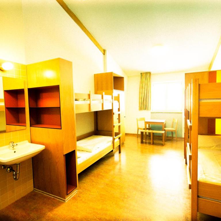 Jugendherberge Garmisch-Partenkirchen - membership required! - Vierbettzimmer mit Gemeinschaftsbad - 8