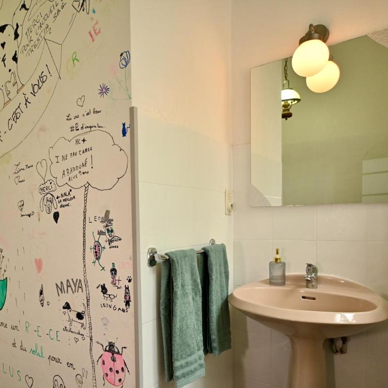 Appartement Centre Historique Cheminée, Mur en Pierre & Déco Jungle - L'ÉCRIN BRETON - Appartamento con 1 Camera da Letto - 13