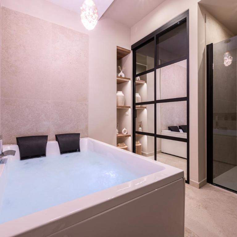 Madame Toledo Luxury Rooms - Camera Queen con Vasca Idromassaggio - 2