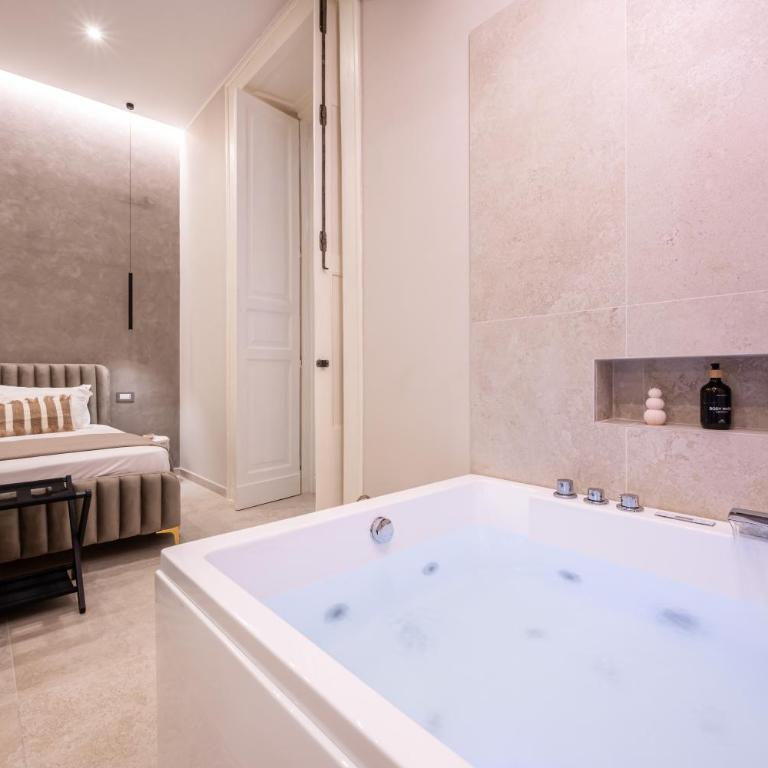Madame Toledo Luxury Rooms - Camera Queen con Vasca Idromassaggio - 5