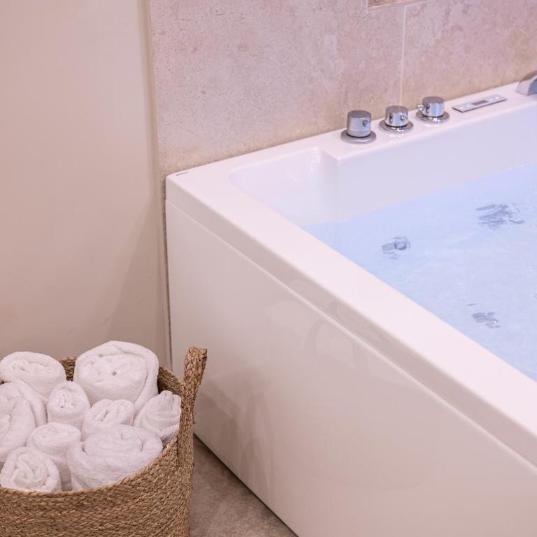Madame Toledo Luxury Rooms - Camera Queen con Vasca Idromassaggio - 7