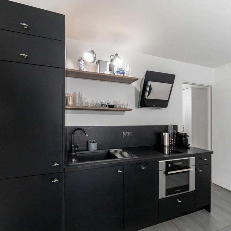 COZYSTAY - Brand new 3 bedrooms 2min walk to carlton hotel - Apartment - 2