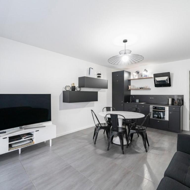 COZYSTAY - Brand new 3 bedrooms 2min walk to carlton hotel - Apartment - 11
