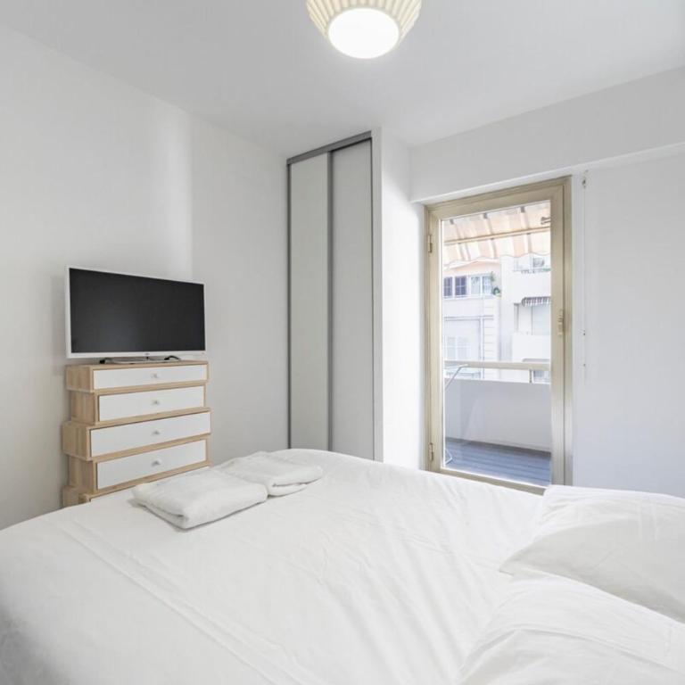 COZYSTAY - Brand new 3 bedrooms 2min walk to carlton hotel - Apartment - 23