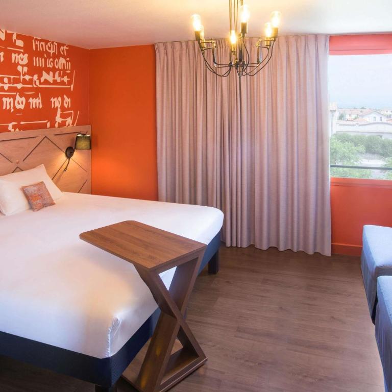 ibis Styles Carcassonne La Cité - Chambre Standard avec 1 Lit Double et 2 Canapés-Lits - 5