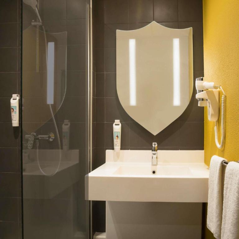 ibis Styles Carcassonne La Cité - Chambre Standard avec 1 Lit Double et 2 Canapés-Lits - 7