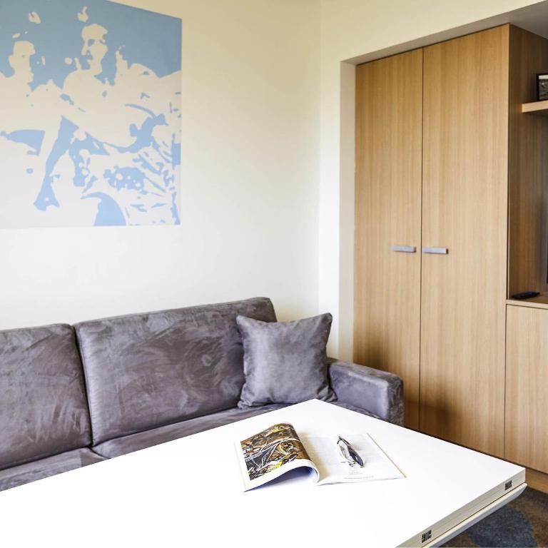 ibis Styles Toulouse Nord Sesquieres - Suite Familiar Estándar con 1 cama doble y sofá - 3