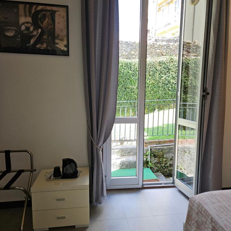 Affittacamere A Filippo's Room by the Sea - Gaslini - Large Single Room - 1
