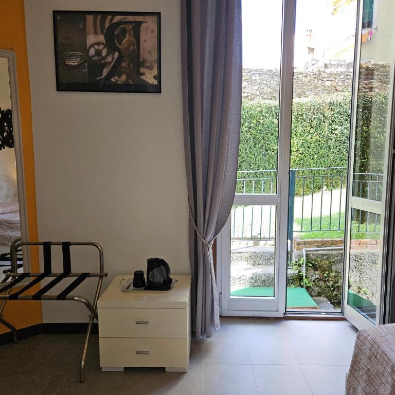 Affittacamere A Filippo's Room by the Sea - Gaslini - Large Single Room - 2