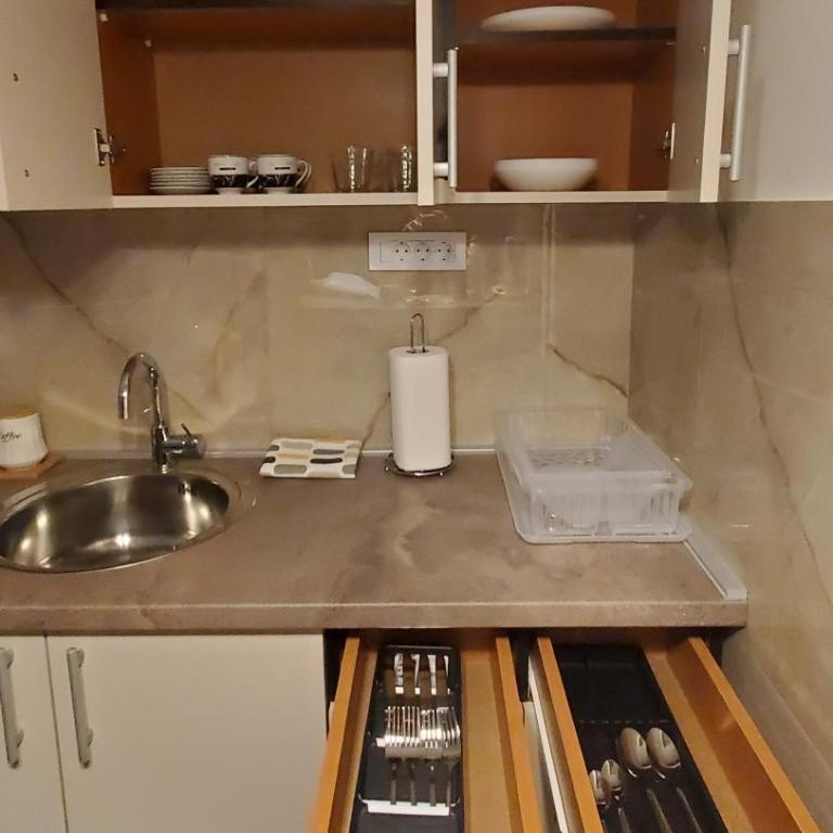 Studio Inn "next to Delta & Free Parking " - Studio Apartment - 18