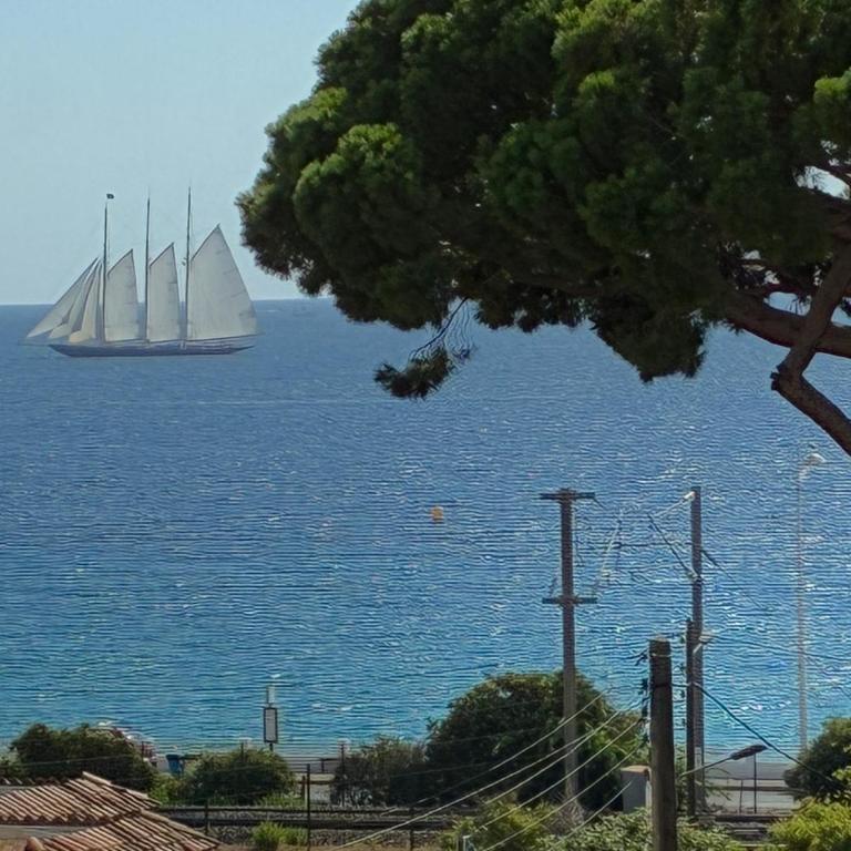 Cannes Sea View, by Beach, Private Room in Shared 3-Bedroom Apartment, Private Bathroom & Balcony,, Chambre avec salle de bain privative & balcon, chez l'habitant - Grande Chambre Double - 6
