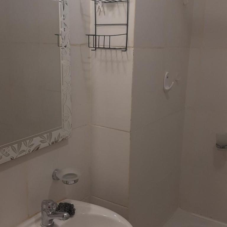 Departamento Familiar con Balcón y Estacionamiento Gratuito - Apartamento de 1 dormitorio - 8