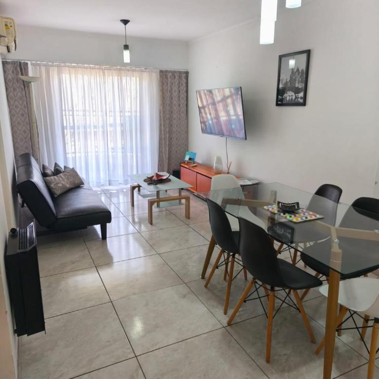 Hermoso re completo cómodo balcón al frente 3 dorm - Three-Bedroom Apartment - 1
