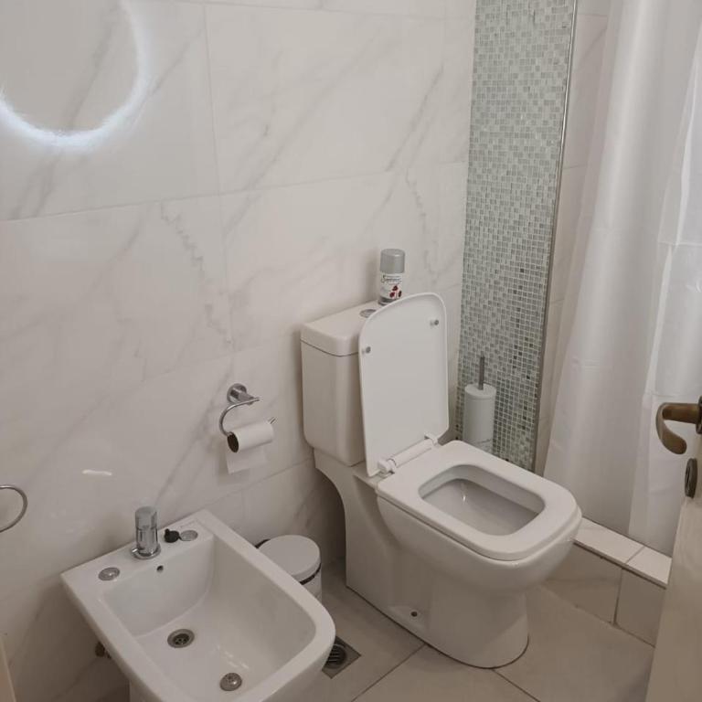 Hermoso re completo cómodo balcón al frente 3 dorm - Three-Bedroom Apartment - 6