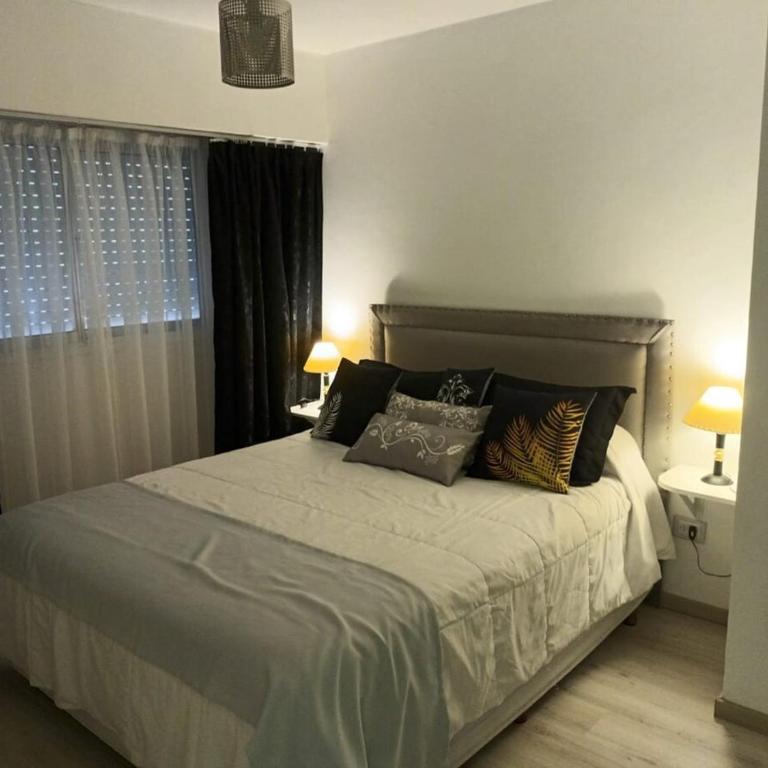 Hermoso re completo cómodo balcón al frente 3 dorm - Three-Bedroom Apartment - 8