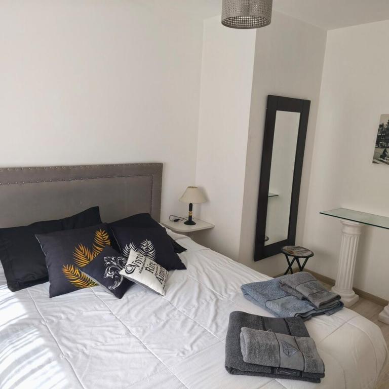 Hermoso re completo cómodo balcón al frente 3 dorm - Three-Bedroom Apartment - 10