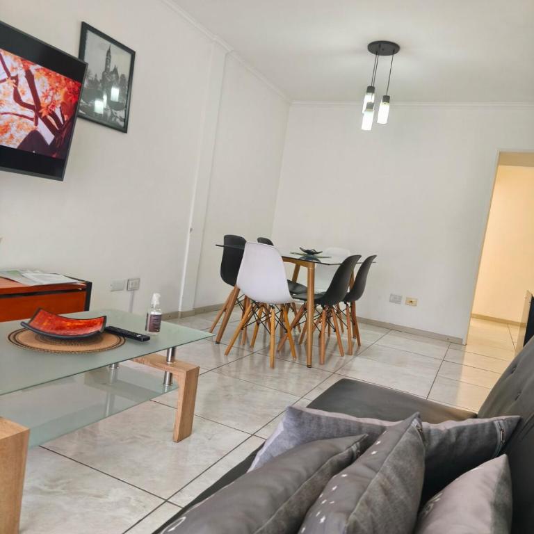 Hermoso re completo cómodo balcón al frente 3 dorm - Three-Bedroom Apartment - 2