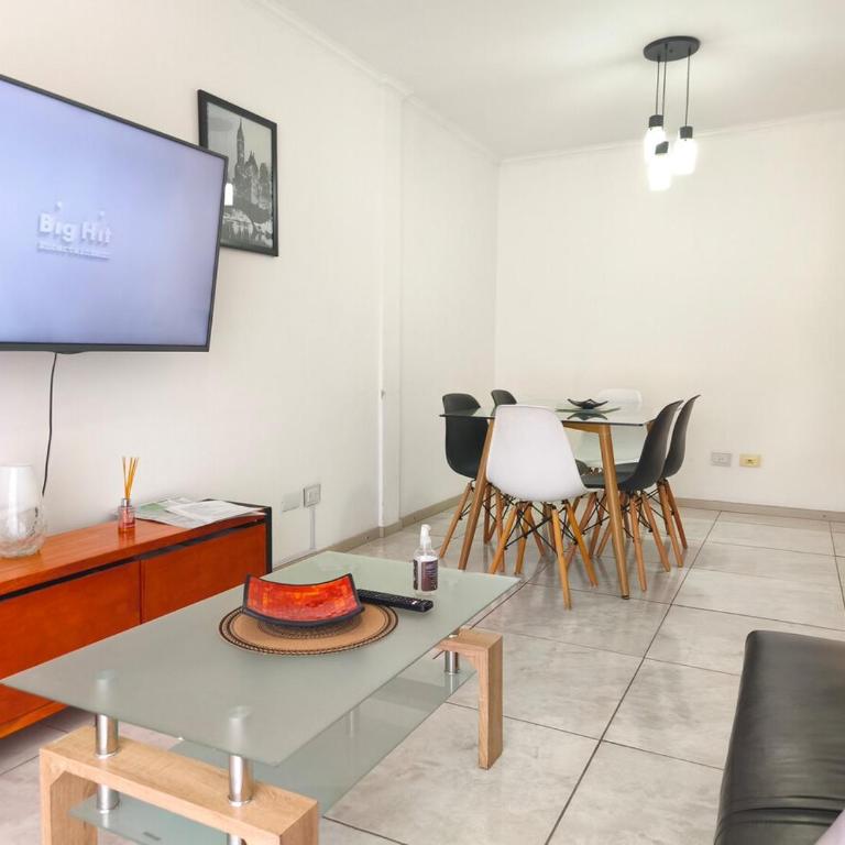 Hermoso re completo cómodo balcón al frente 3 dorm - Three-Bedroom Apartment - 11
