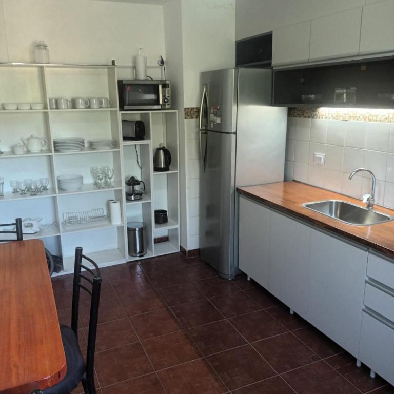 Hermoso re completo cómodo balcón al frente 3 dorm - Three-Bedroom Apartment - 14