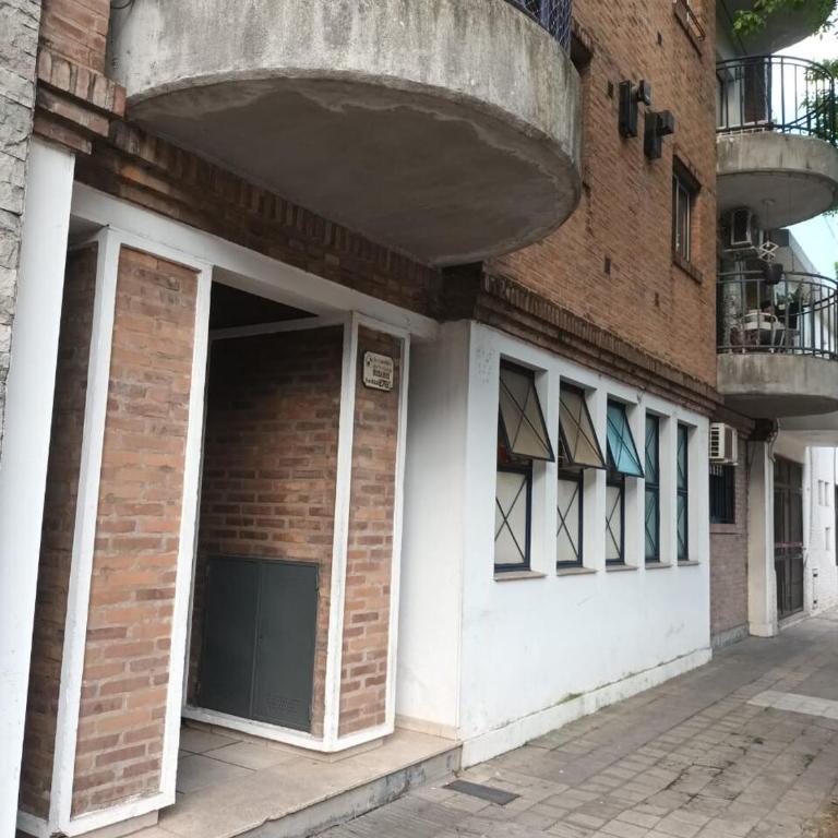 Hermoso re completo cómodo balcón al frente 3 dorm - Three-Bedroom Apartment - 17