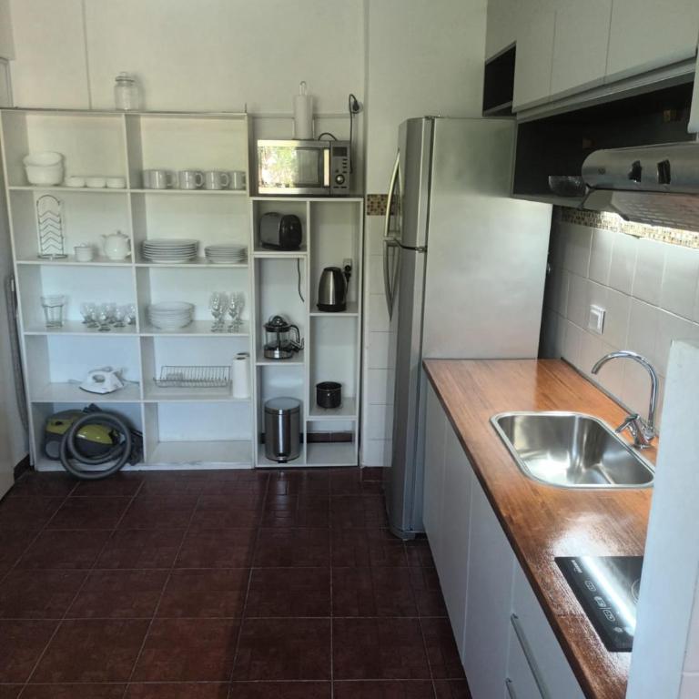 Hermoso re completo cómodo balcón al frente 3 dorm - Three-Bedroom Apartment - 20