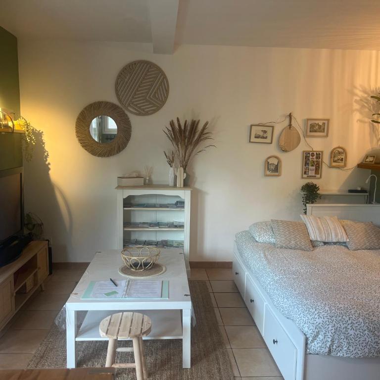 Grand studio en rez de jardin avec terrasse parking motos - Studio avec Terrasse - 7