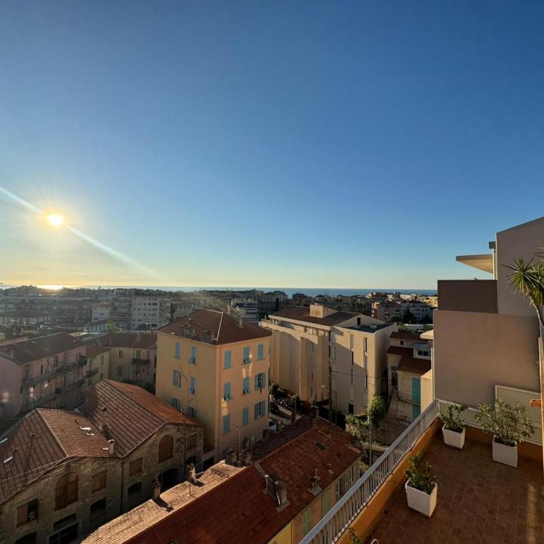 Dernier étage coeur Menton, vue mer parking privé - One-Bedroom Apartment - 2