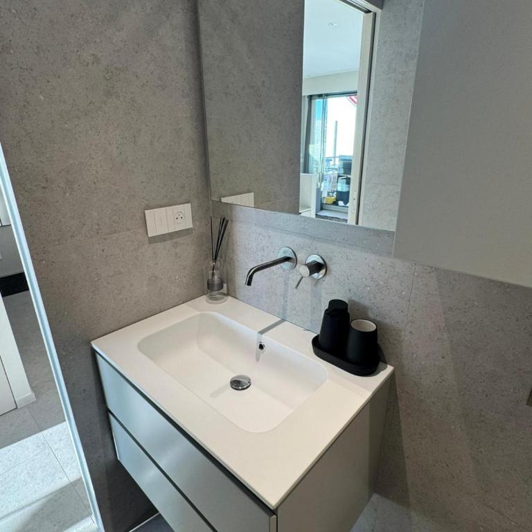 Dernier étage coeur Menton, vue mer parking privé - One-Bedroom Apartment - 11