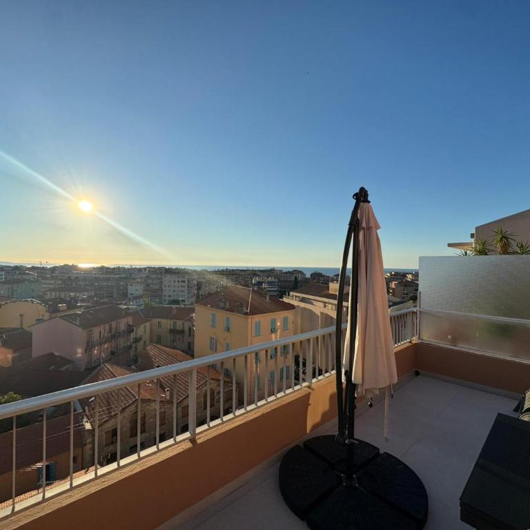 Dernier étage coeur Menton, vue mer parking privé - One-Bedroom Apartment - 14