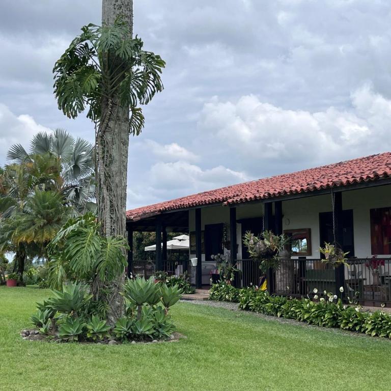 Hermosa Casa Campestre en Montenegro-Quindío - Casa de 4 dormitorios - 2
